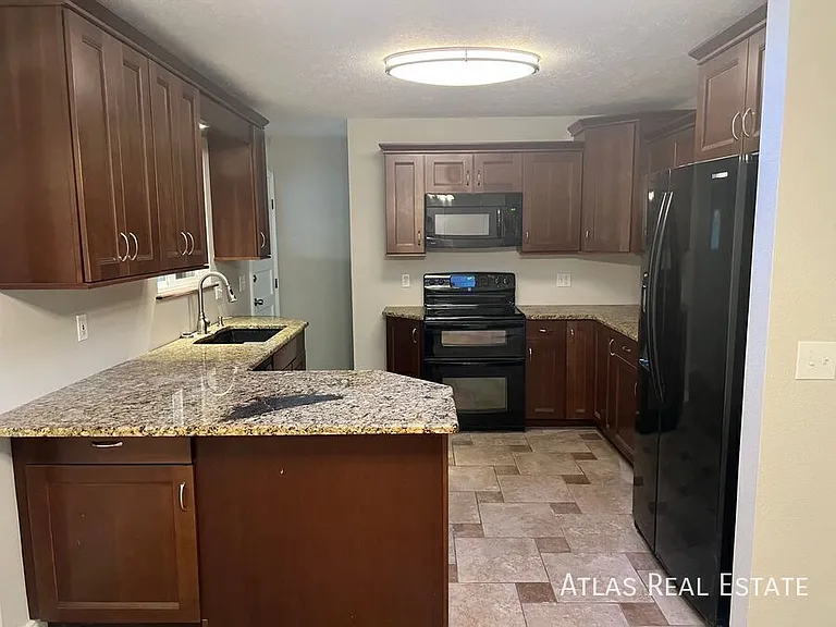 525 Kendall Ct — Photo 2