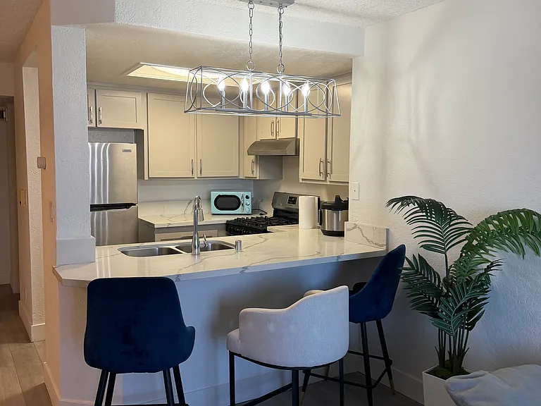 234 S Kenmore Ave #212 — Photo 3