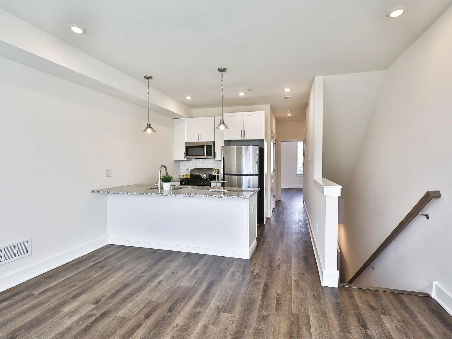 3 bed, 1360 sqft, $2,500 — Photo 4