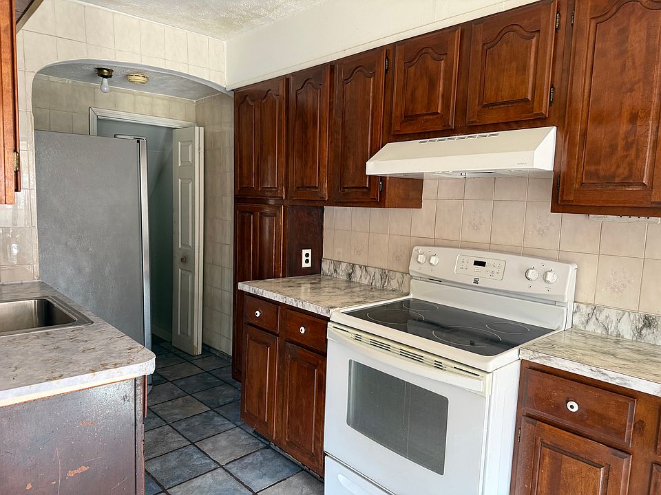 2nd image of 2254 Friendship St