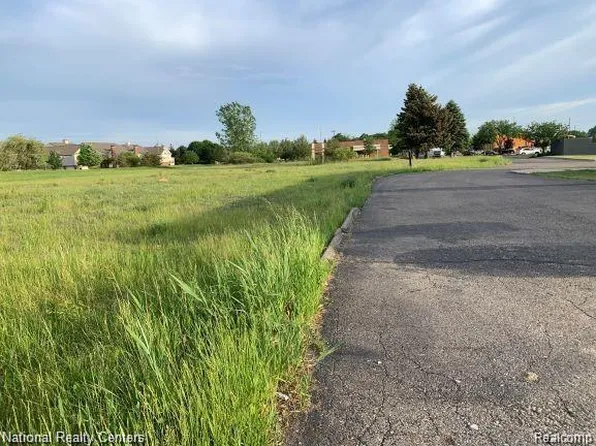 43300 Hayes Rd, Clinton Township, MI 48038