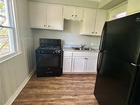5th image of 11322 Woodstock Ave