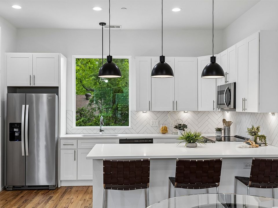 1st image of 5647 Live Oak St #105