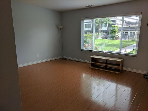 1st floor living room facing to rose garden