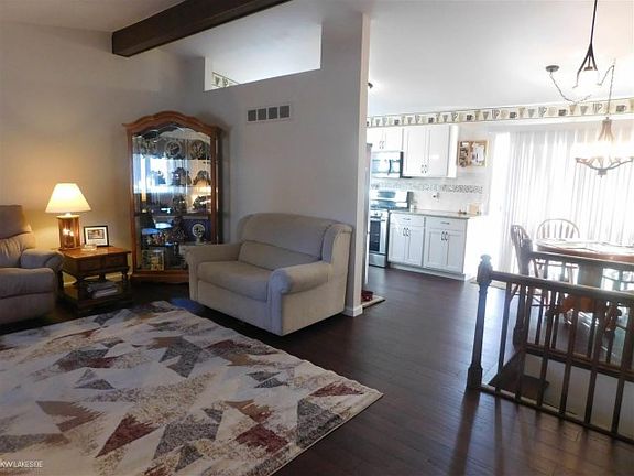 3rd image of 42303 Utah Dr