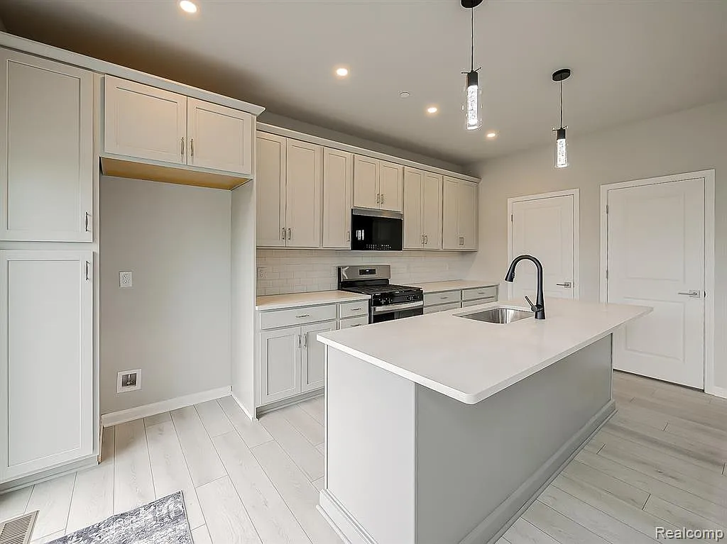 3 bed, 2.5 bath, 1994 sqft, $3,850 — Photo 4