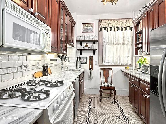 4th image of 212 E 48th St APT 5C