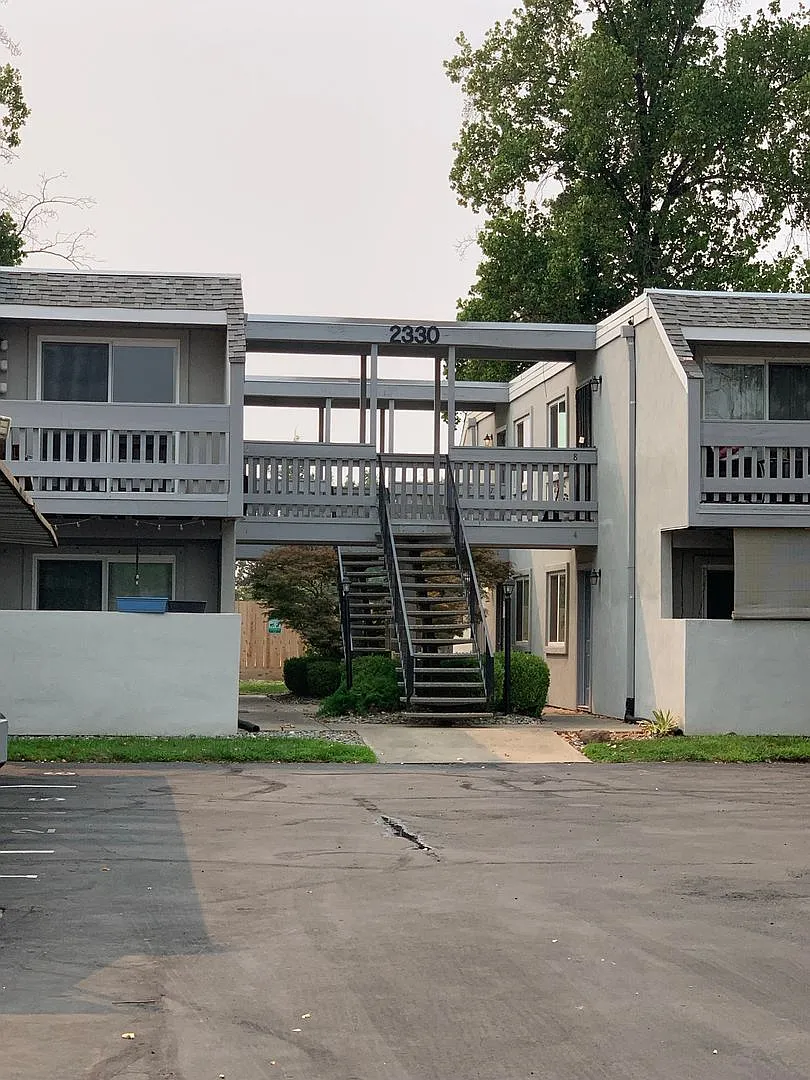 Chico-Townhouse for Rent. 2 bedroom 1 bath, upstairs, carport, inside laundy hookups — Photo 1