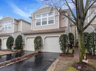 67 Carriage Ln, Plainview, NY 11803