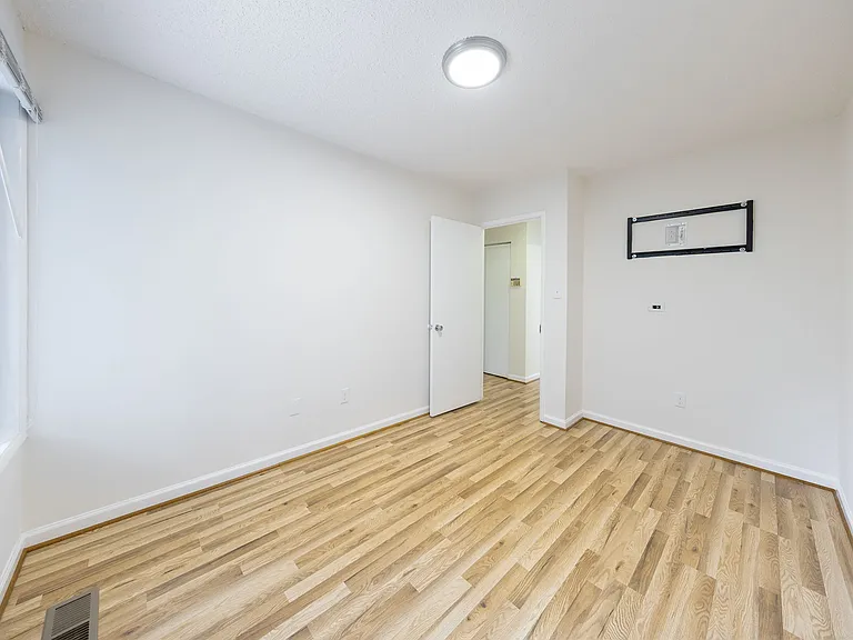 2232 Southgate Sq — Photo 9