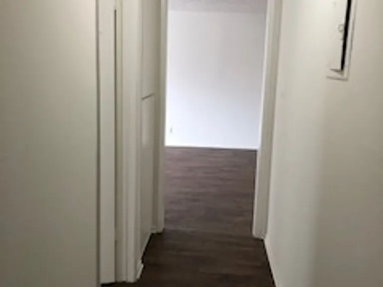 1820 S Bentley Ave — Photo 16