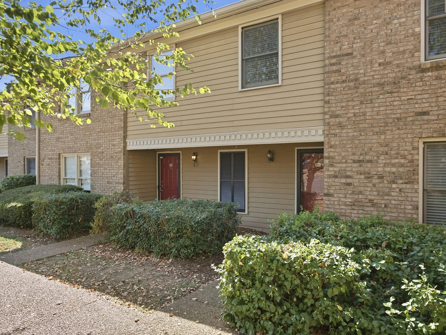 3 bed, 2.5 bath, 1586 sqft, $2,000 — Photo 3