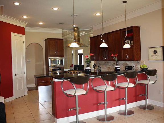 4th image of 32 Waterbury Dr