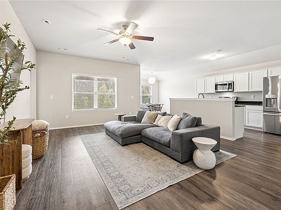 2nd image of 1127 E Sparrow Cir