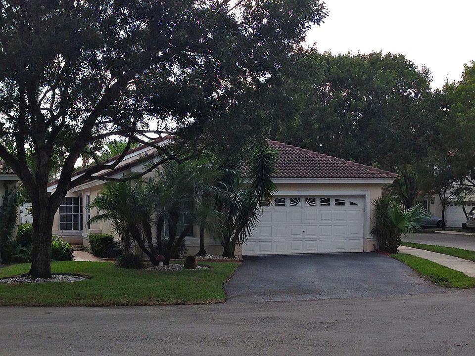 Front Entry / Driveway