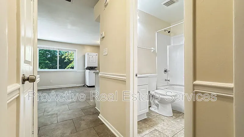 2 bed, 1.0 bath, $1,200 — Photo 4