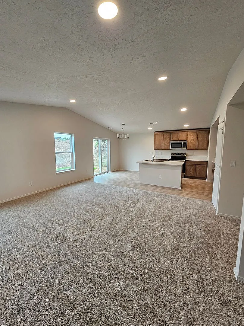 New lower monthly rent *First full month FREE- with 12 month lease* OAC — Photo 3
