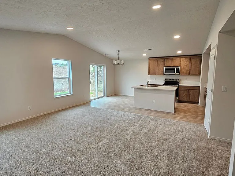 940 SE Starview Ave — Photo 3