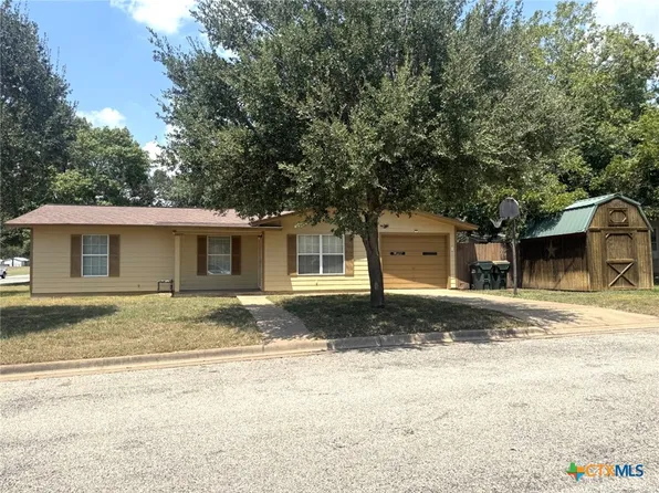 221 W Mraz St, Shiner, TX 77984