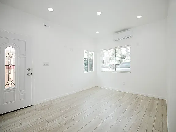 1 bed, 380 sqft, $2,000 — Photo 3