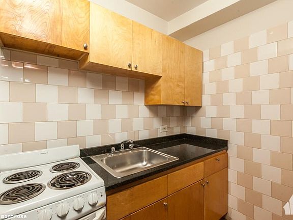 2nd image of 846 W Montrose Ave #814