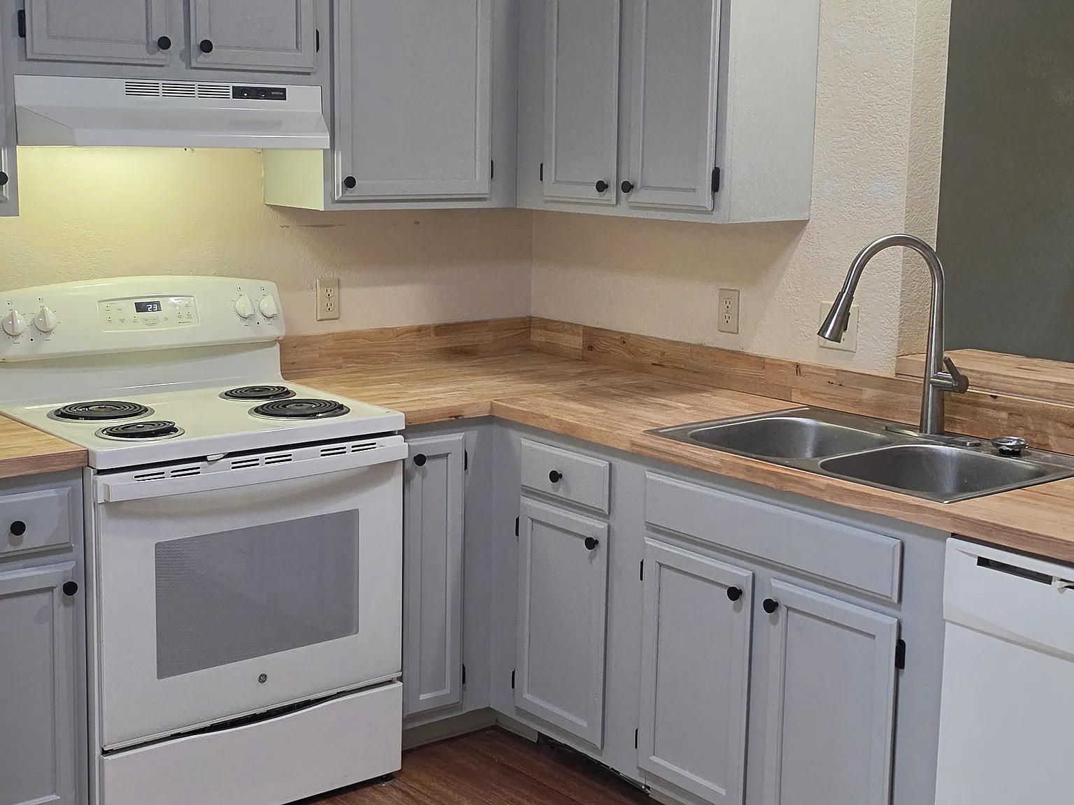 2 bed, 1.5 bath, 990 sqft, $1,800 — Photo 4