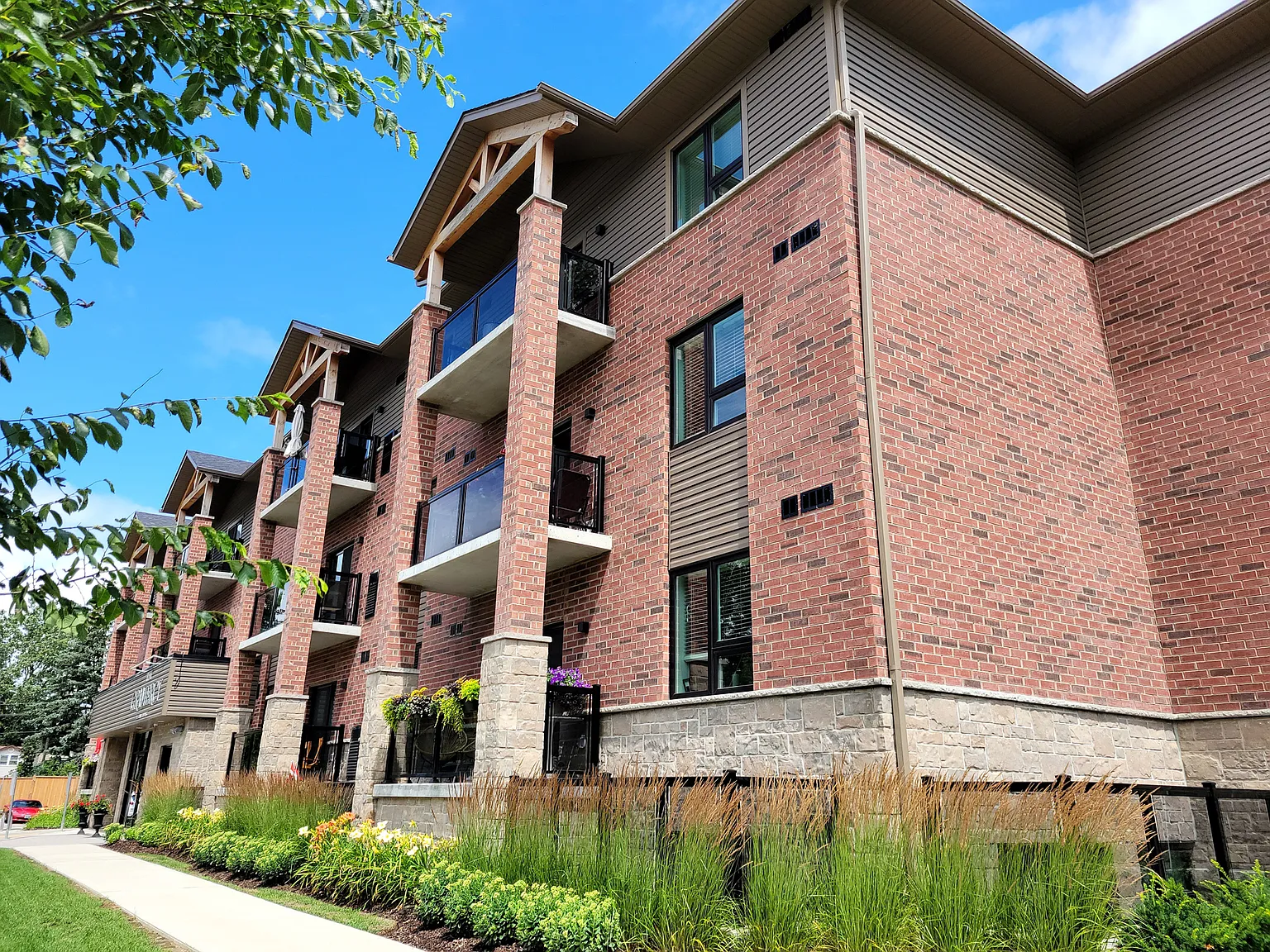 The Gramercy - Choose your rent level - Call for details - Parking included — Photo 2
