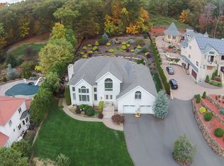 33 Mountainwood Ct, Totowa, NJ 07512