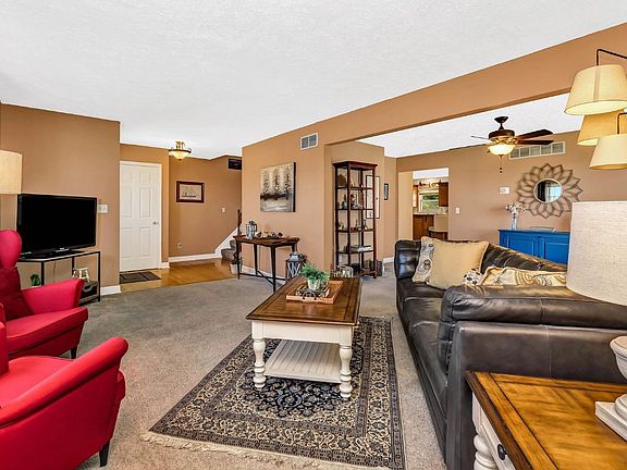3rd image of 861 Dufour Ln