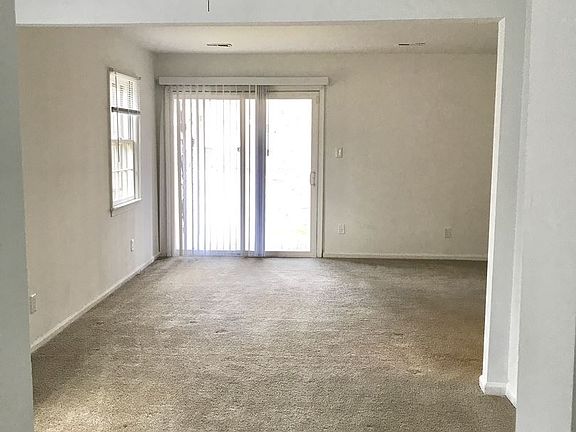 5th image of 401 Olde Greenwich Cir