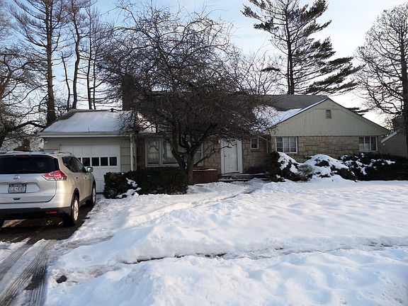 3rd image of 663 Ibsen St