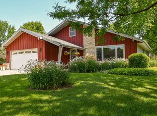 W294N6896 Lynwood Dr, Hartland, WI 53029