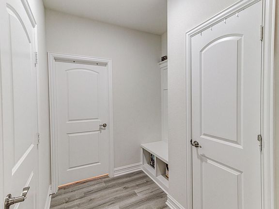 4th image of 2808 Southampton Dr