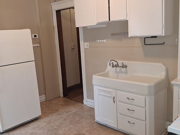 Big kitchen with space to cook and lots of cabinet space!