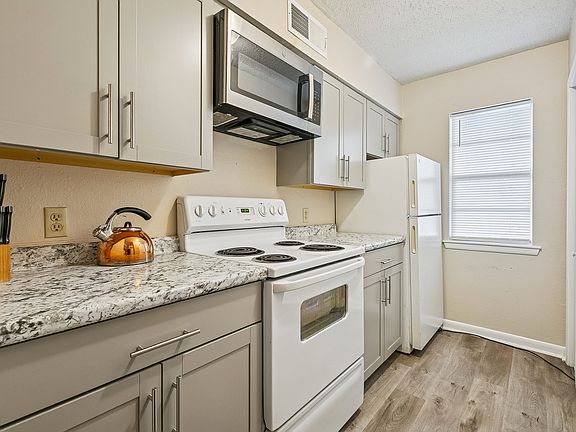 4th image of 4308 Belvedere St #205