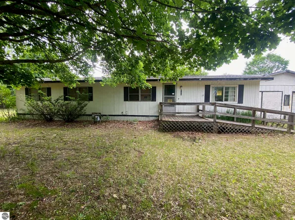 1961 Country Ln, Weidman, MI 48893