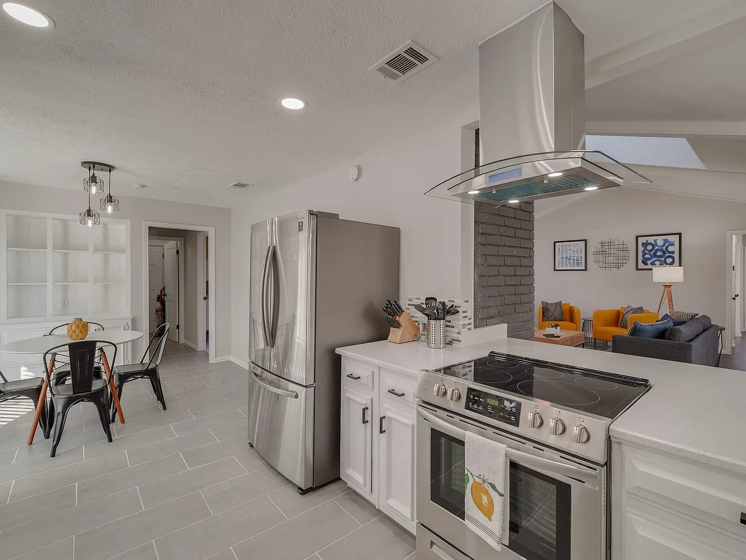 5 bed, 2221 sqft, $9,750 — Photo 2