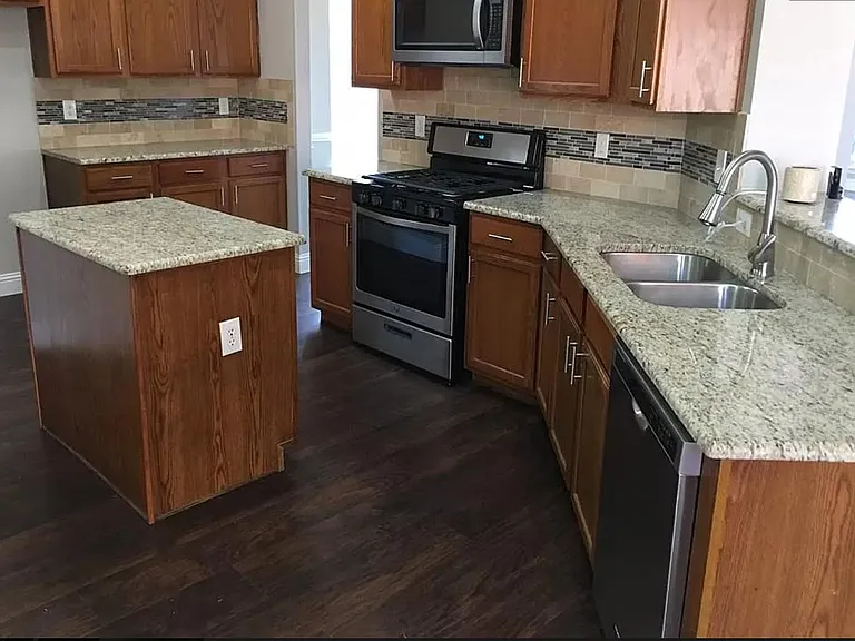 1728 Chapman Dr — Photo 7