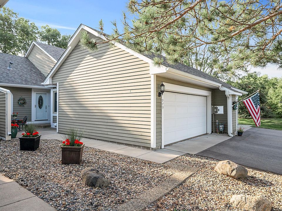 1st image of 979 Winterberry Dr
