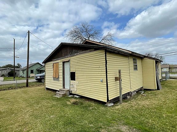 4th image of 2202 Jones Rd