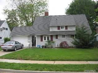 15 Raspberry Ln, Levittown, NY 11756