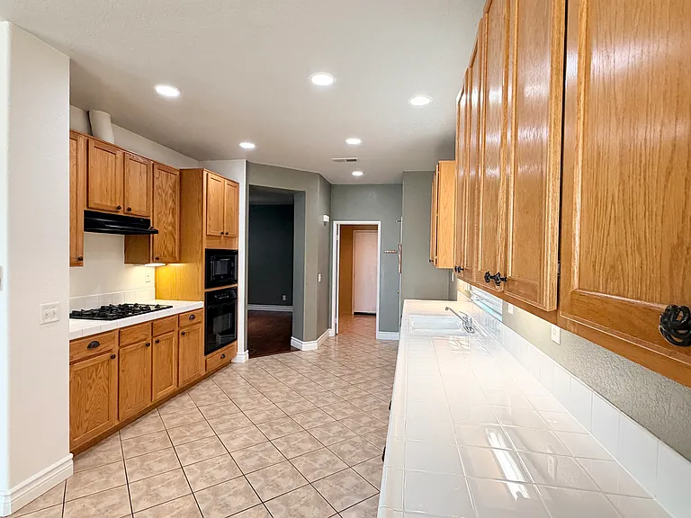 1884 Pinnacle Way — Photo 9