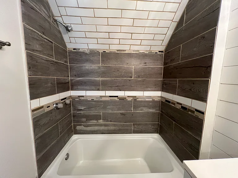 1347 N Gale St — Photo 21