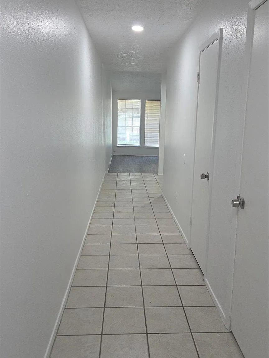 4 bed, 2.0 bath, 1394 sqft, $1,600 — Photo 2