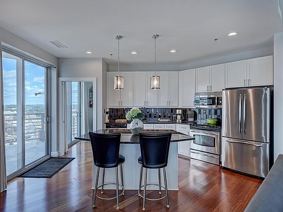 4th image of 333 W Trade St Unit 1607