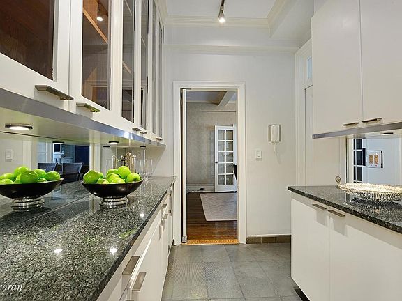 4th image of 1040 Lexington Ave #8E