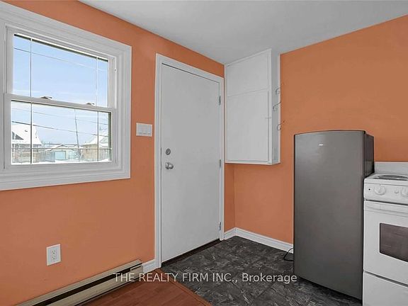 3rd image of 7076 Longwoods Rd