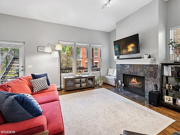 3rd image of 2132 W Schiller St APT 1R