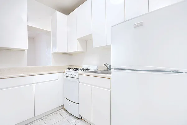 Rented by Urbane Brokerage | media 8