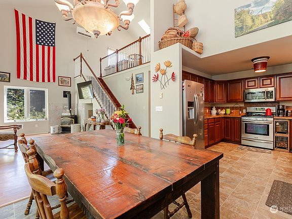 4th image of 21913 Promontory Court SE